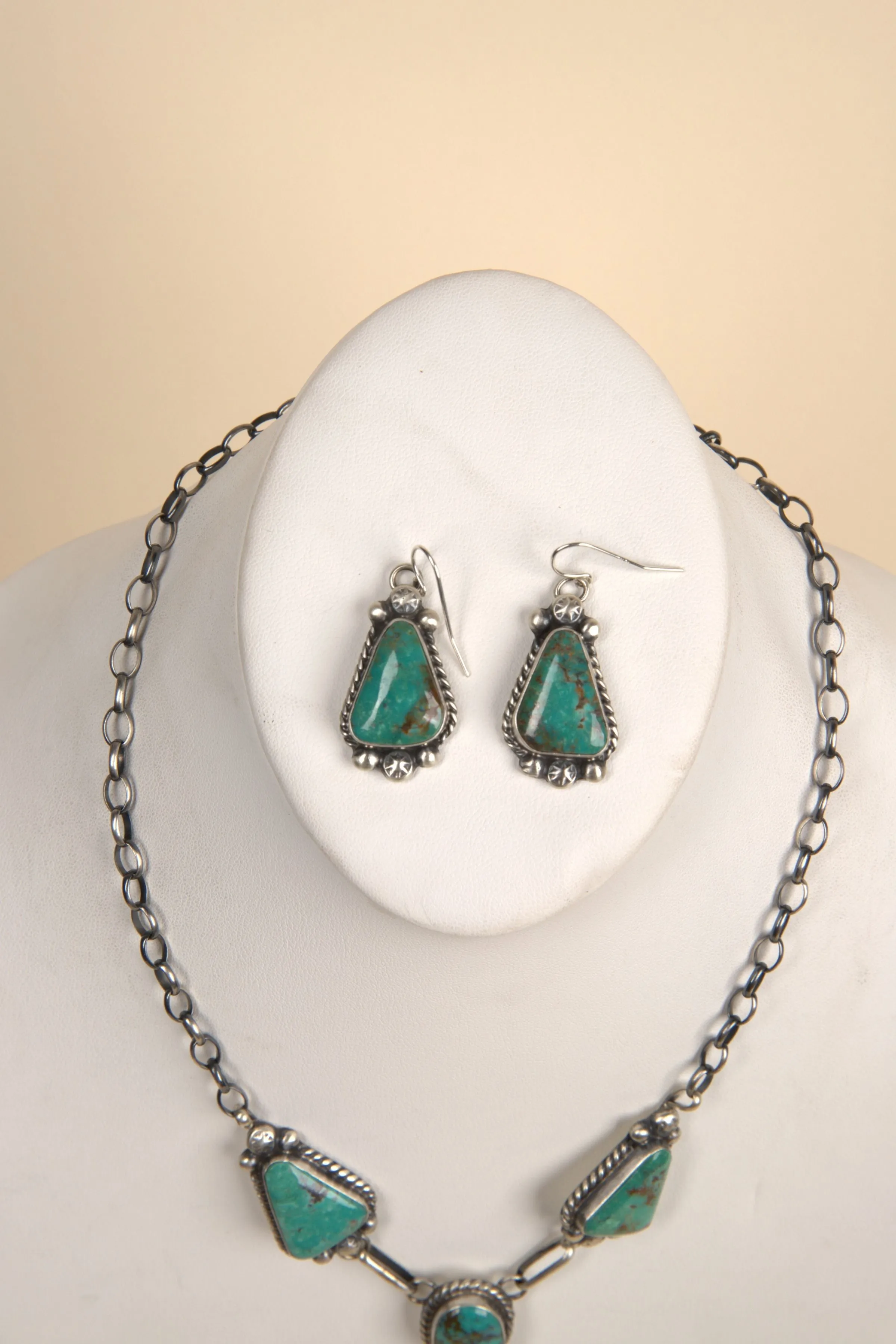 Navajo Handmade Kingman Turquoise Necklace Set - 17